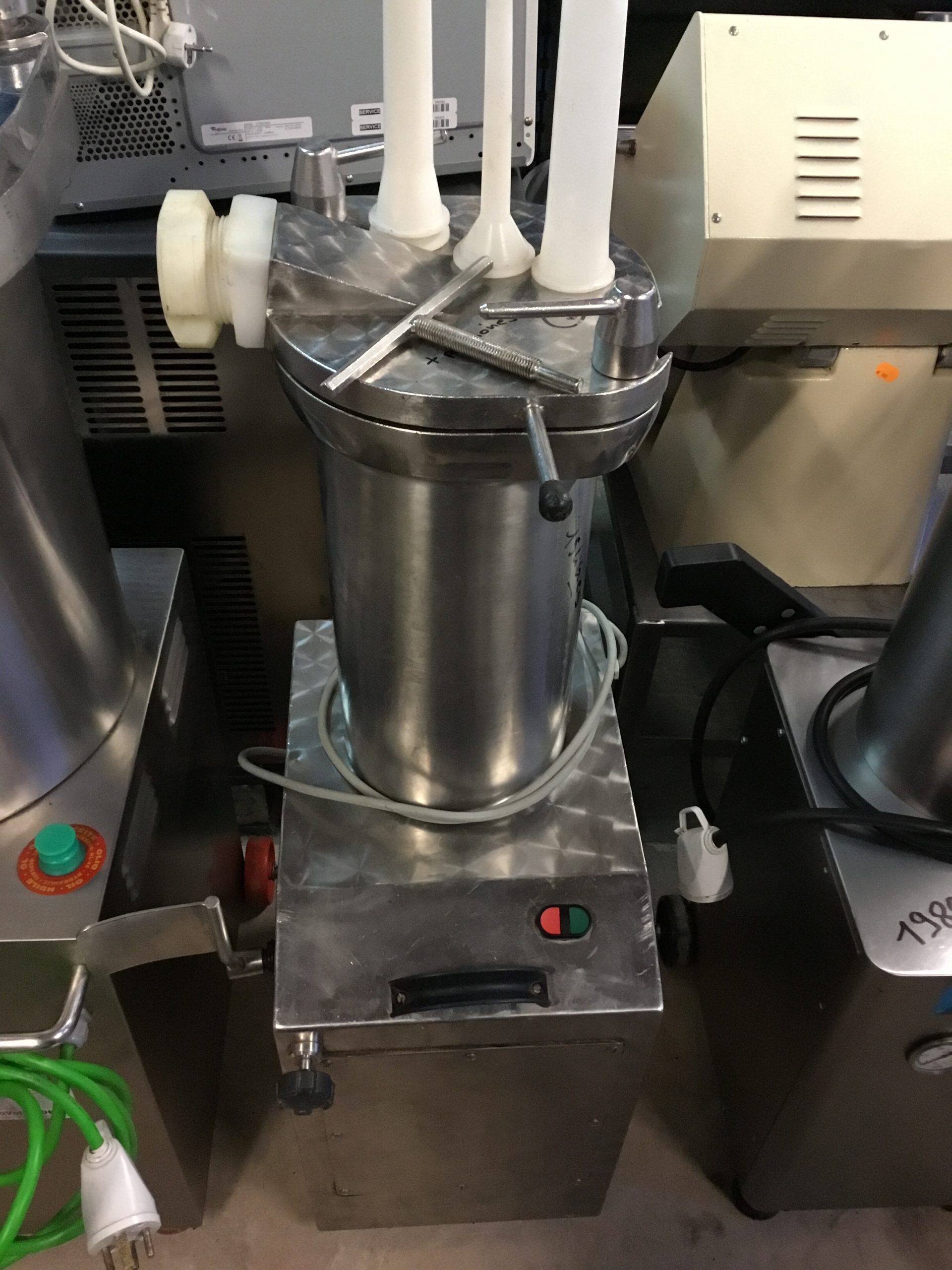 Poussoir a saucisse hydraulique