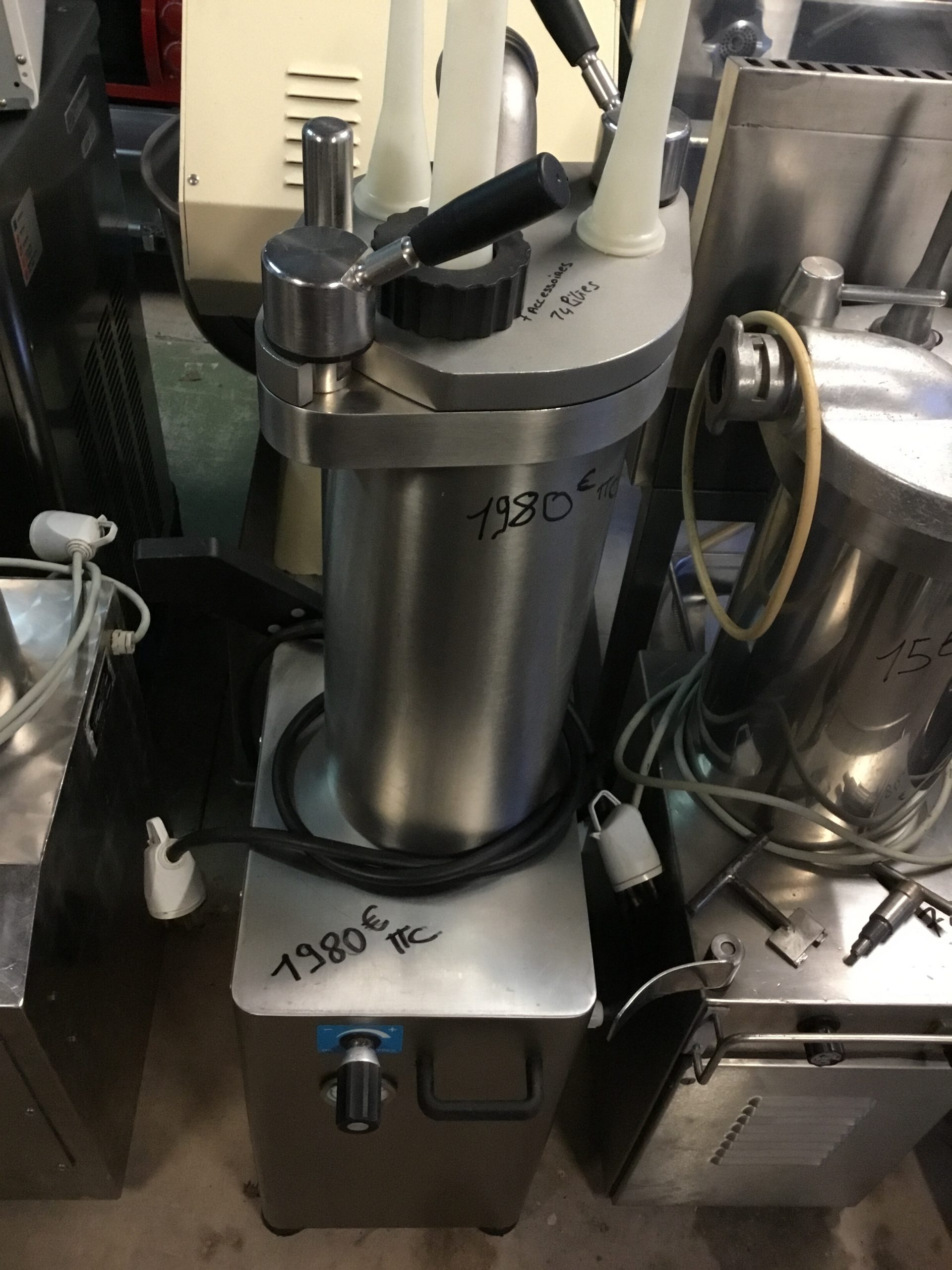 Poussoir a saucisse hydraulique